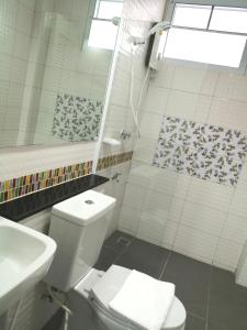 乌隆他尼The Like hotel的浴室配有卫生间、盥洗盆和淋浴。