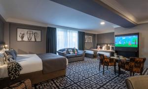 斯迪尔甘Talbot Hotel Stillorgan的酒店客房设有一张大床和一台电视机。