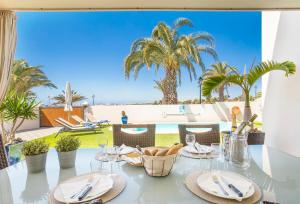 科斯塔特吉塞卡勒塔斯村庄旅馆的一张餐桌,享有海景