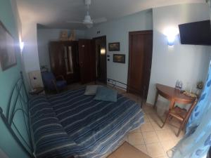 拉莫拉特拉蒙蒂维涅住宿加早餐旅馆的一间卧室配有一张床、一张桌子和一台电视