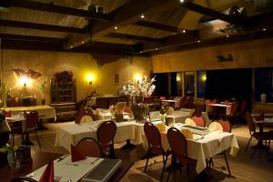 Diepenheim霍尔特餐厅酒店的用餐室配有桌椅和白色的桌布