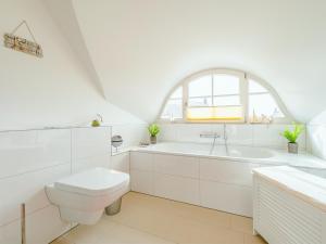 ParowReetdachhaus in Parow - D 043.007的白色的浴室设有卫生间和水槽。