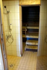 凯乌鲁金卡蒙皮蒂旅馆的带淋浴的浴室和浴室。