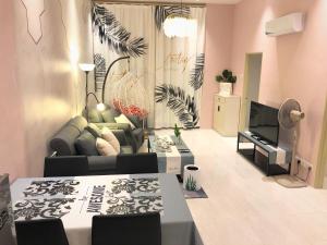 瓜埠Langkawi M seaview Apartment的客厅配有沙发和桌子
