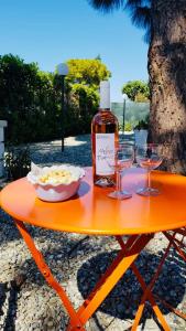 莱波拉诺Villa Fioroni的桌子上放有一瓶葡萄酒和两杯酒