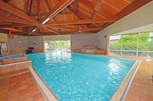 德文格洛弗莱彻酒店 - 博肯餐厅的大型游泳池,带大型蓝色游泳池