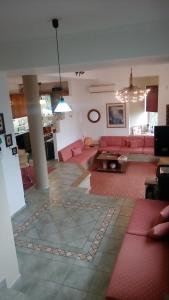 AiándionProsili的客厅配有粉红色的沙发和桌子