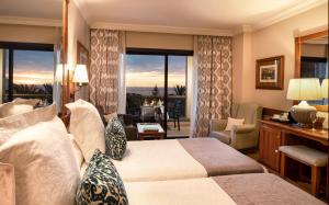 阿德耶阿德赫格瑞考斯塔酒店的酒店客房设有一张床和一个大窗户