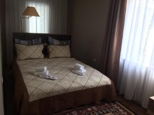 西格纳吉Four Seasons Apartment的一间卧室配有带毛巾的床