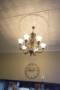 Jan KempdorpBorder Hotel的天花板上挂有吊灯和墙上的时钟