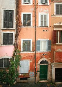 罗马Roma center Fori Imperiali Raffy's charming Suite的一座带绿门和窗户的古老建筑