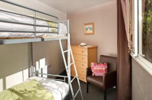 卡西斯皇家小别墅酒店的卧室配有双层床、书桌和椅子