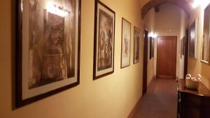 切雷托圭迪洛扎卢皮农庄酒店的墙上有一堆照片的走廊