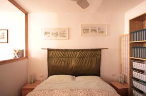 罗马Roma center Fori Imperiali Raffy's charming Suite的一间卧室设有一张床和一个书架