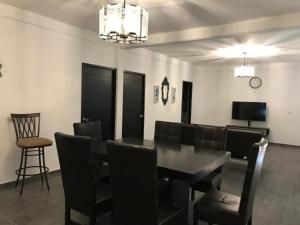 巴耶斯城Apartamento&Habitación Galeana的一间用餐室,配有黑色的桌子和椅子