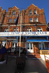 拉姆斯盖特皇家坦普尔游艇俱乐部住宿加早餐旅馆的一座带有反波利斯俱乐部标志的建筑