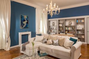 米兰Daplace - Renzo Apartment的客厅设有白色沙发和蓝色的墙壁。