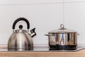 奥库格哥恩基Apartment One的厨房柜台上的茶壶和茶壶
