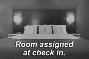 彭萨科拉海滩彭萨科拉海滩度假村的一间卧室配有一张床,房间在入住时经过评估