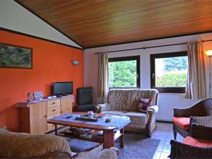 维林根Cosy holiday home in Willingen Usseln with terrace的客厅配有沙发和桌子