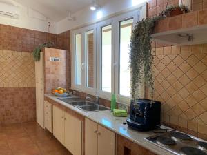 LizzanelloVilla Tubola的厨房设有水槽和窗户。