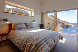 阿勒浦Tigh na Mara的一间卧室设有一张床,享有海景