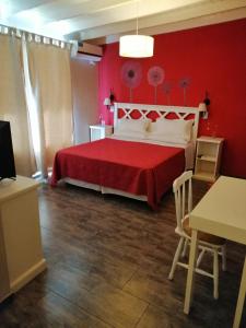 格塞尔镇Hostería Magnolia的红色的卧室,配有一张床和红色的墙壁