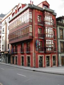 奥维多维图什塔酒店的街道边的红色建筑