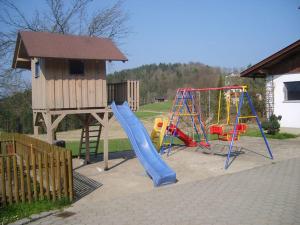 菲希塔赫瓦迪豪斯度假屋的一个带滑梯和游戏结构的游乐场