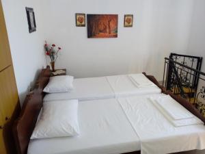 AsfendhilÃ©sGarden Of Olive Trees的配有白色床单的客房内的两张床