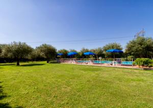 塞拉韦扎Suite Agave的公园内带蓝伞的游泳池