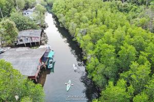 库德岛Escape Life Koh Kood的一条河流的空中景色,其中有两艘船