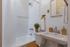 布鲁克林Lavish 3 Bedroom Apt in Williamsburg!!的白色的浴室设有水槽和淋浴。