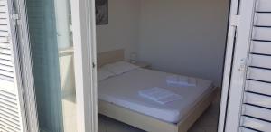 诺瓦利娅Apartments Biba的一间小卧室,房间内设有一张小床