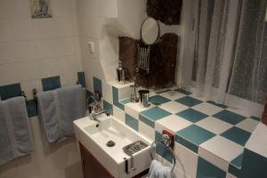 Faja GrandePalheiro da Assomada的浴室设有白色水槽和蓝色及白色瓷砖