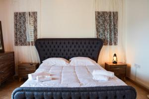 阿格罗斯Aprosmeno Jacuzzi House 1的卧室配有一张带白色床单和枕头的大床。