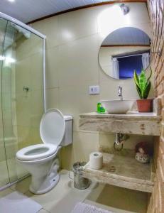 帕拉蒂Portal Sui­tes Casa do Lago的一间带卫生间和水槽的浴室