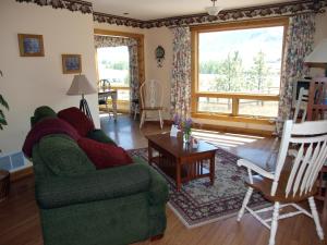 加德纳Yellowstone Basin Inn的客厅配有绿色沙发和桌子