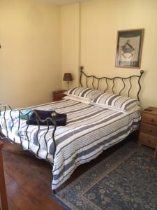 科舍姆The Forge的一间卧室配有一张带条纹毯子的大床