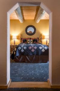 斯廷博特斯普林斯Mariposa Lodge Bed and Breakfast的卧室配有一张床