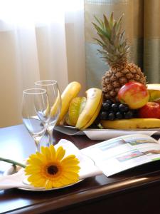 布拉格EA市区酒店的桌上一盘水果和两杯酒杯