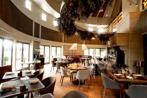 北哈夫洛克Craggy Range Luxury Vineyard Retreat的一间在房间内配有桌椅的餐厅