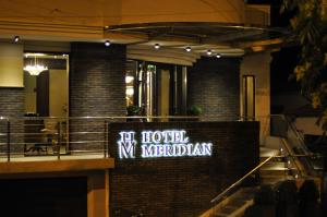 克卢日-纳波卡默里迪恩酒店的大楼一侧的“子午线”标志