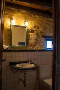 Las Cuevas de Cañart马萨达安达贝乡村民宿的一间带水槽、镜子和卫生间的浴室