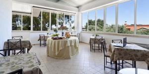 卡萨拉诺拉坎帕纳酒店的大型客房设有桌椅和窗户。