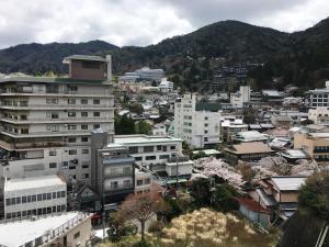 神户有马御苑日式旅馆的一座有建筑和山脉背景的城市