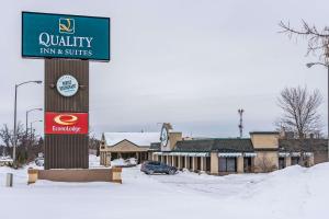 布雷纳德Quality Inn & Suites的雪地中草莓旅馆和套房的标志