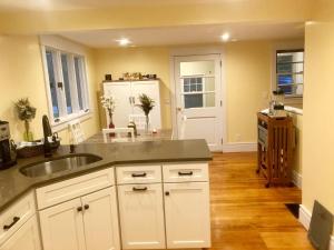 Ulster ParkNewly Renovated 3BR Hudson Valley House的厨房配有水槽和台面