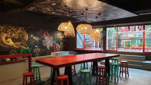 吉隆坡Kitez Hotel & Bunkz的餐厅设有木桌和凳子