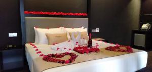 怡保Artworks Hotel Ipoh的白色的床,心由玫瑰制成